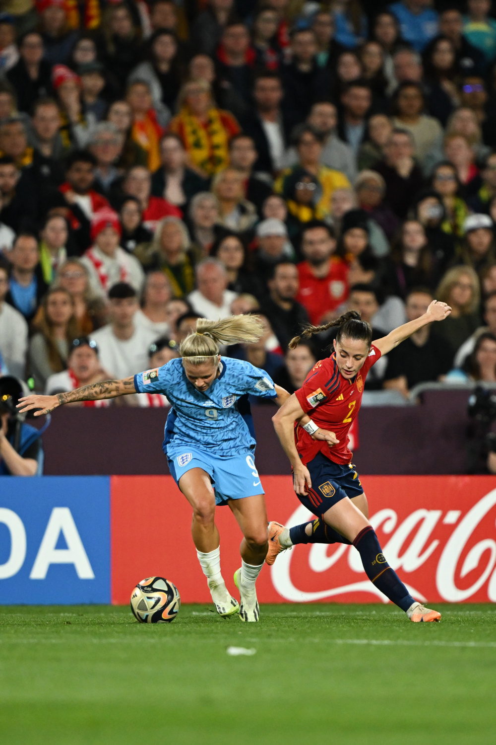 西班牙队在国际足球赛中取得胜利