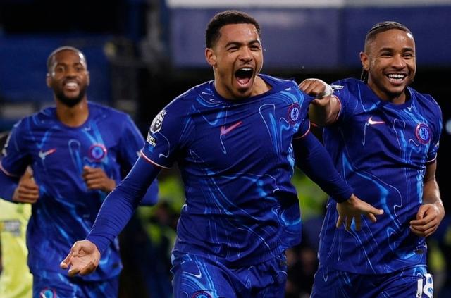 开云体育在线-比赛中球员发挥出色，助球队夺得胜利