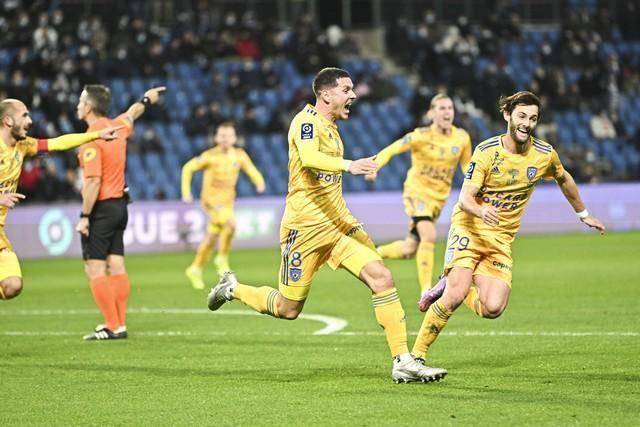 阿尔克马尔失利意外，球队团结反思中的简单介绍