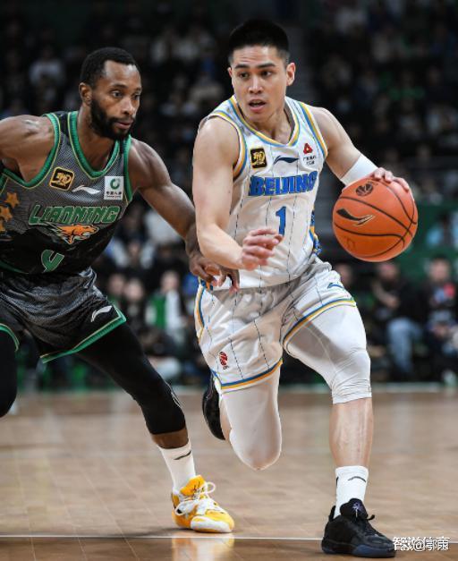 开云体育官网-双方球队在场上角逐的场面引人入胜