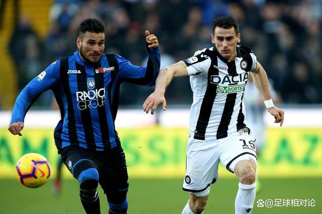 双方球队在场上角逐的场面引人入胜