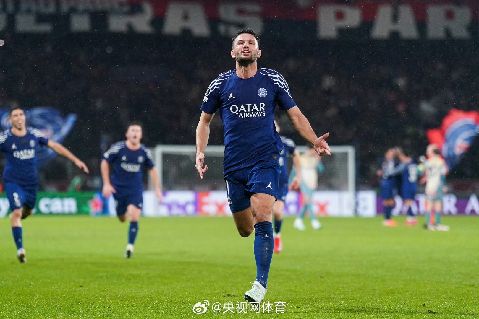 开云体育官网-巴黎圣日耳曼客场遭遇惨败，主帅遭批评