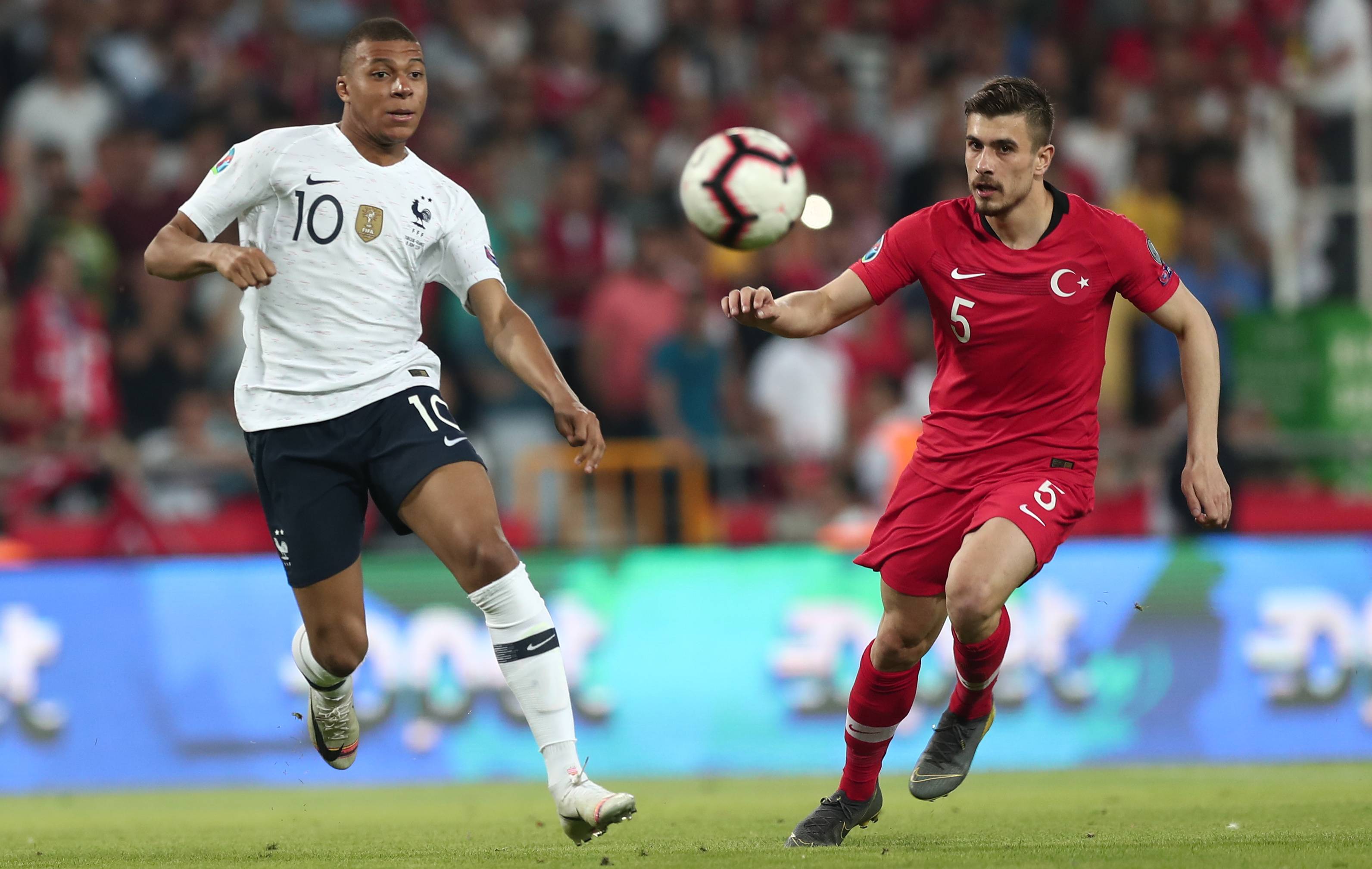 包含格鲁吉亚队在欧洲杯预选赛中大放异彩，收获成功的词条