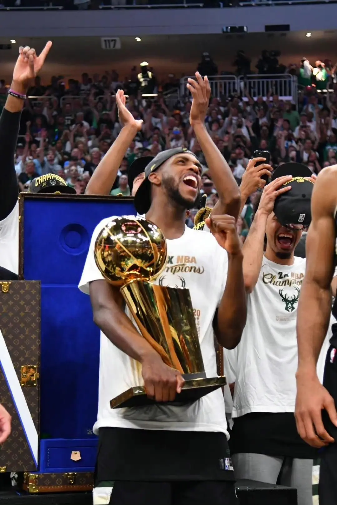 开云体育官网-雄鹿力挫灰熊，米德尔顿火力全开