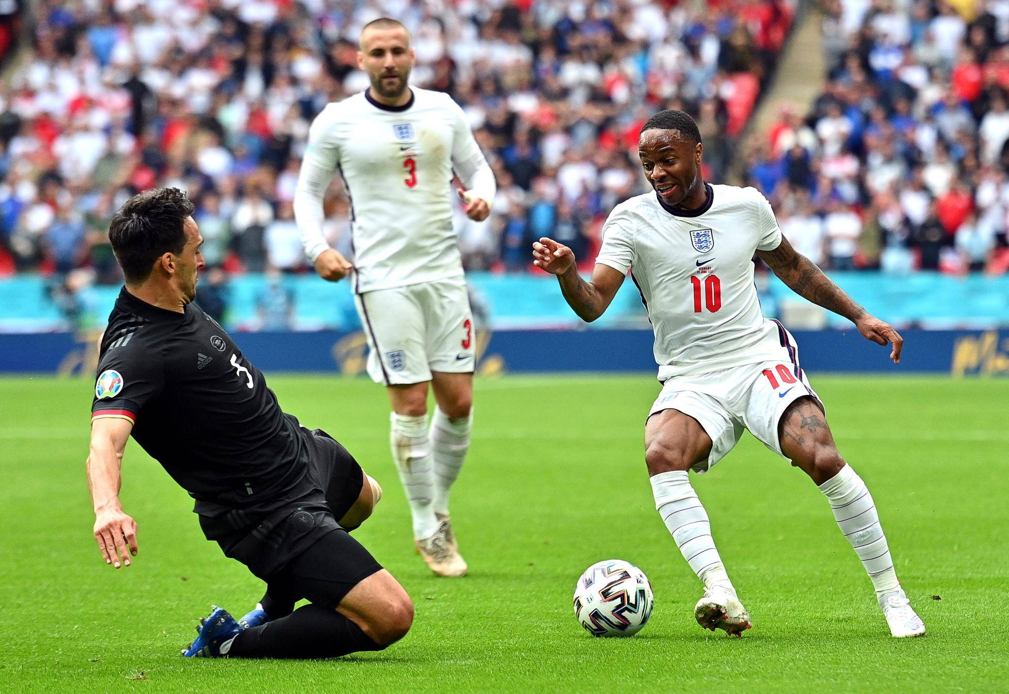 包含英格兰对瑞士的较量令人热血沸腾，胜者晋级的词条