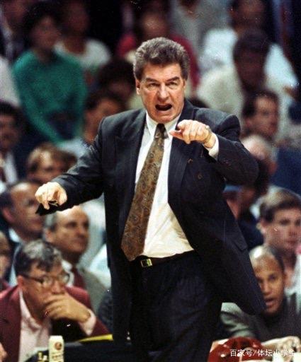 拜仁慕尼黑后防连失两球,主帅震怒指责球员 拜仁慕尼黑后防连失两球,主帅震怒指责球员