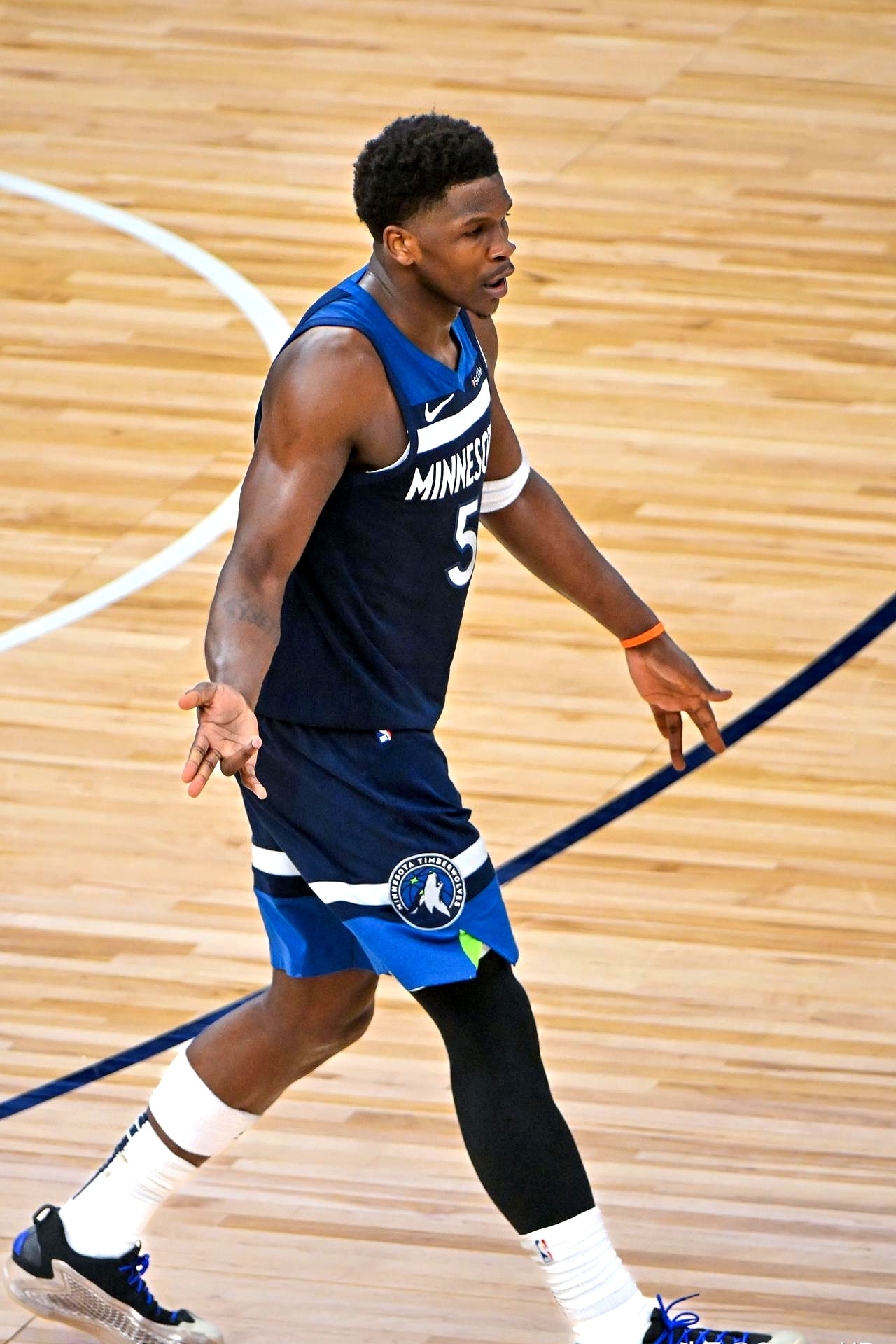 包含森林狼挑战雷霆，东部积分榜争夺持续激烈的词条