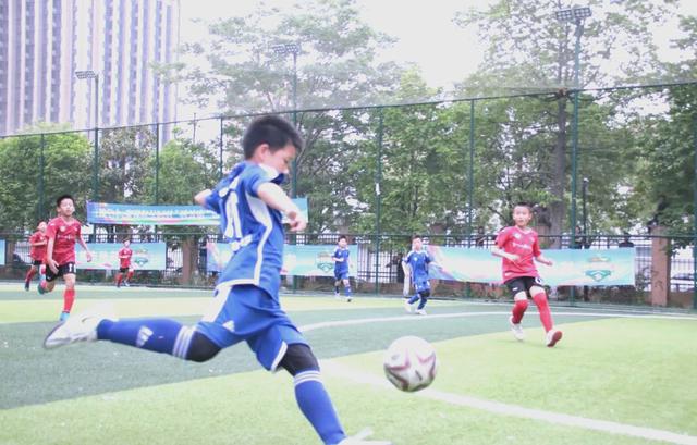 开云体育app下载-一场精彩的足球比赛掀起观众热情