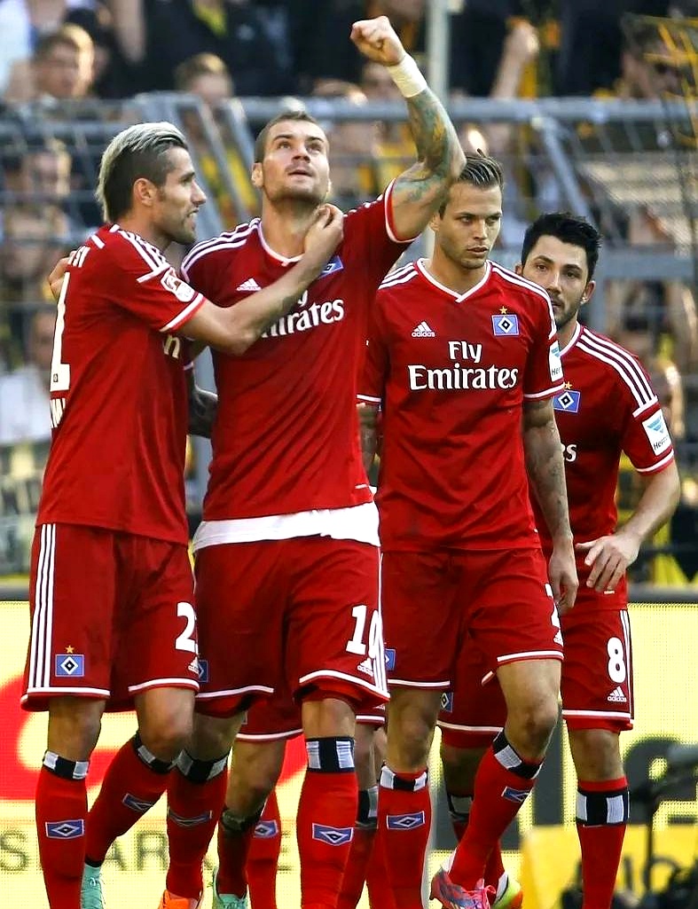 激情四射！球队奋力拼搏争夺胜利的简单介绍