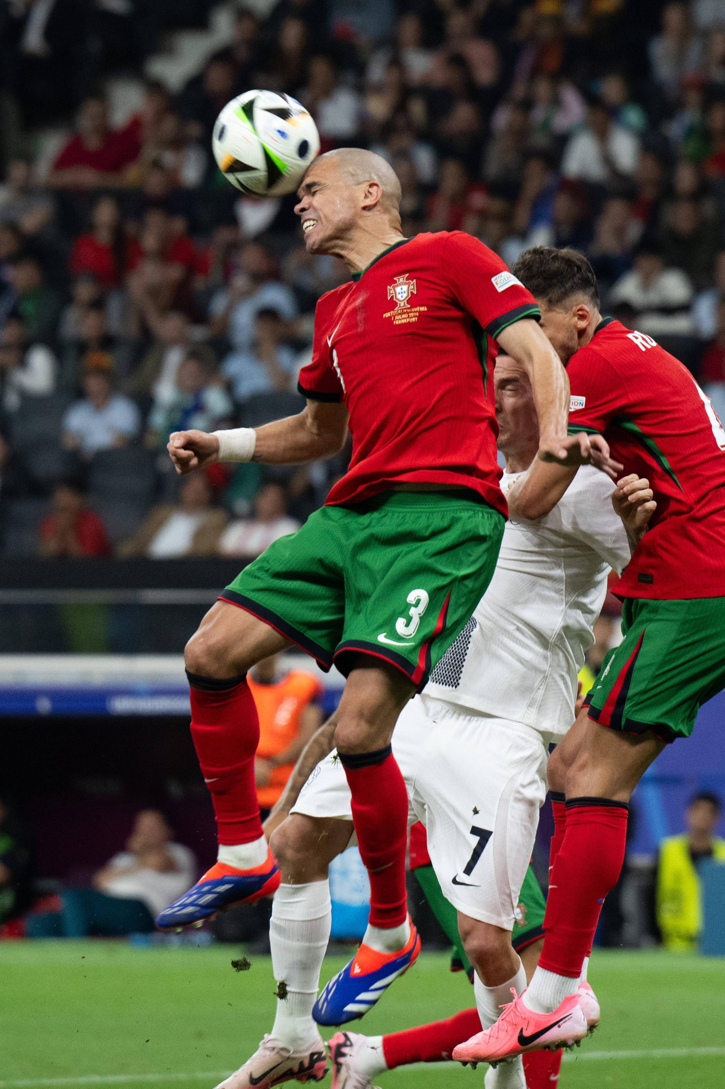 足球比赛的精彩时刻让人们陶醉其中，乐在其中