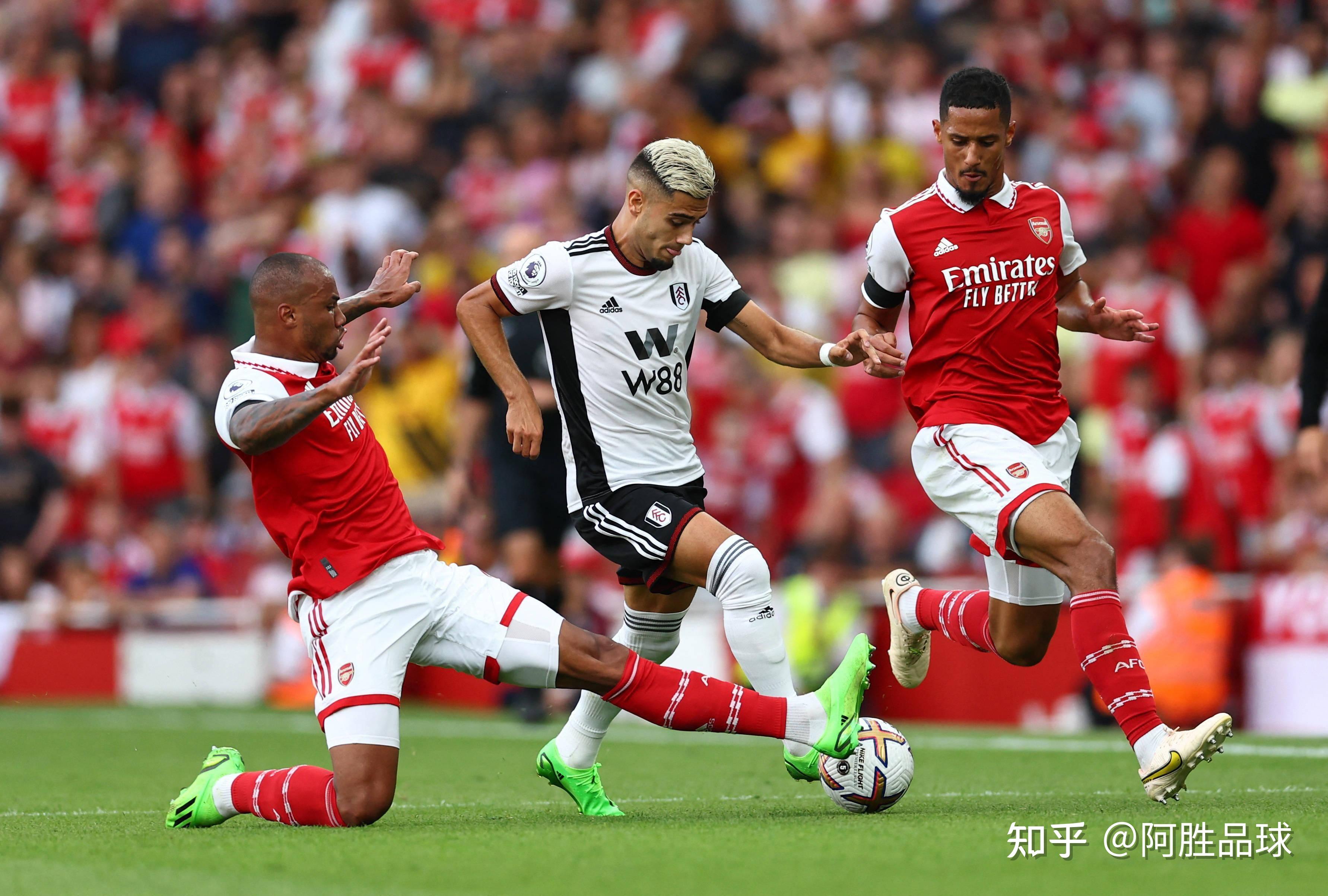 切尔西主场战平阿森纳，争夺欧冠资格激烈