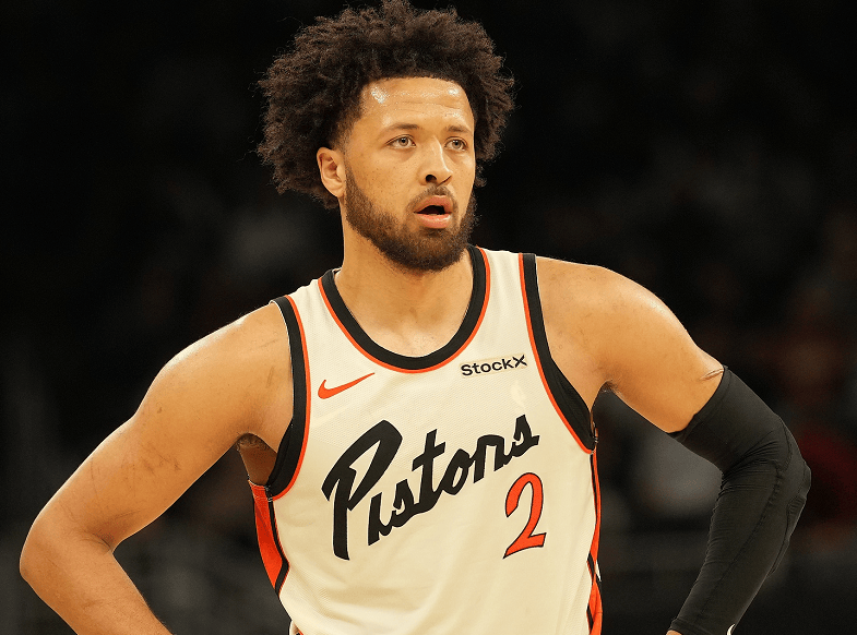 开云体育官网-雄鹿擒获关键胜利，继续领跑东部