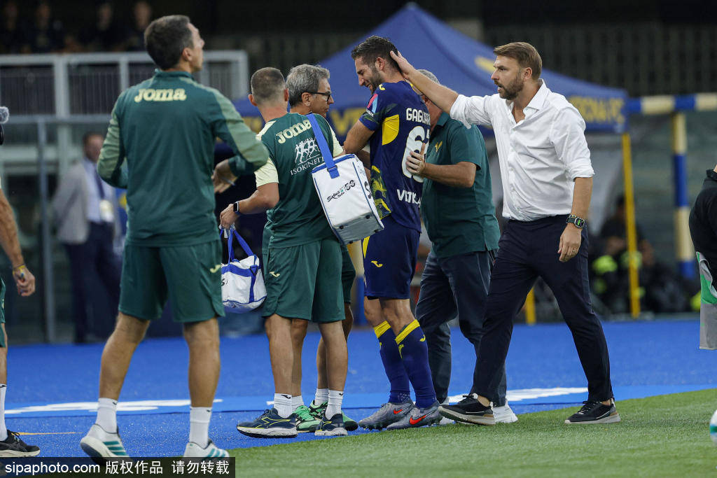 球场上的激烈对决引发了观众的热情 球场上的激烈对决引发了观众的热情