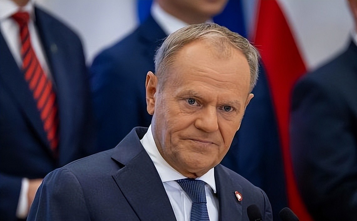 开云体育官网-波兰队表现不佳，陷入困境