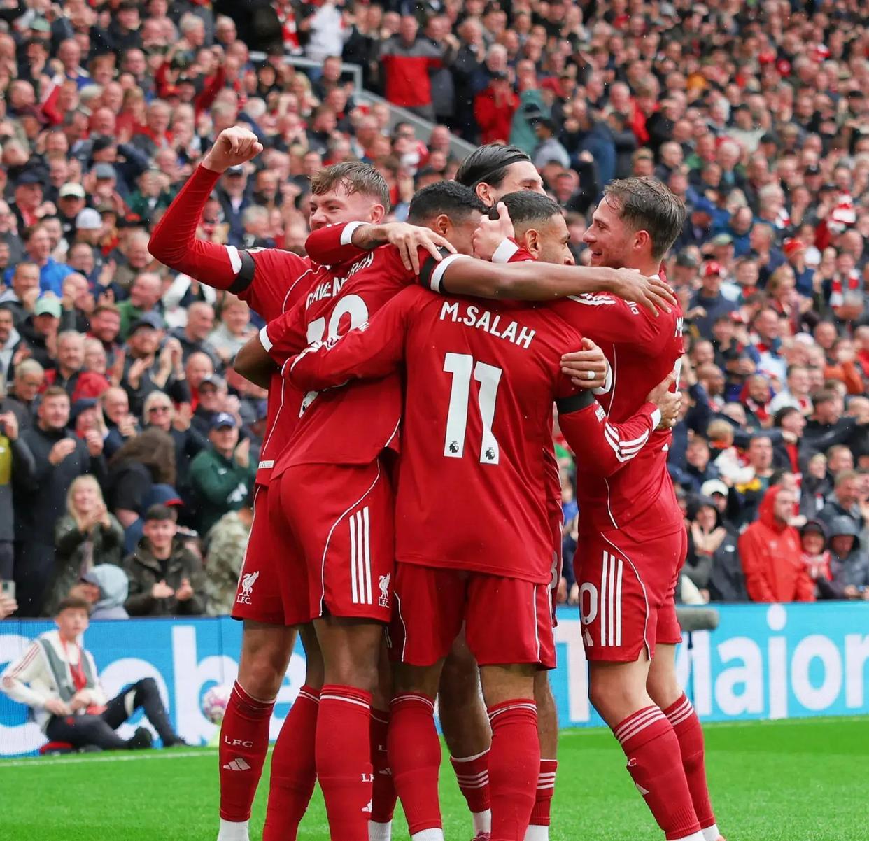 开云体育官网入口-利物浦前锋独中两元，英超射手榜领跑